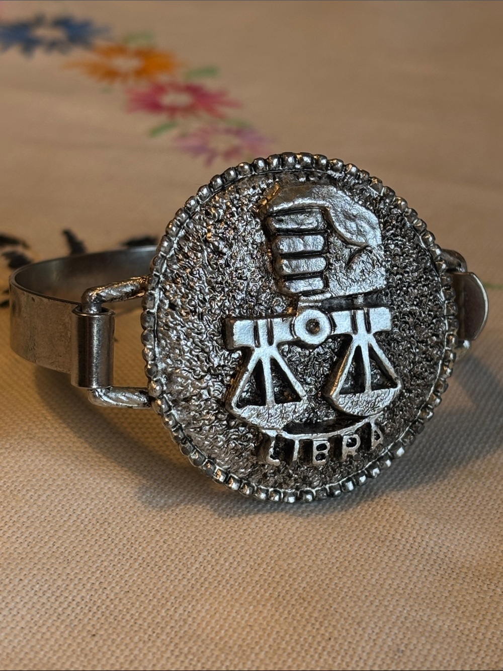 EUC VINTAGE silver-toned Libra zodiac ring featuring a textured coin face with a
